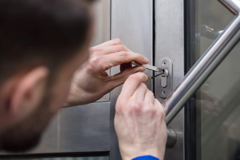 lockpicking-steel-door
